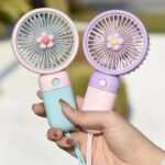 Mini ventilateur portable pastel bleu et rose tenu en main – rechargeable USB